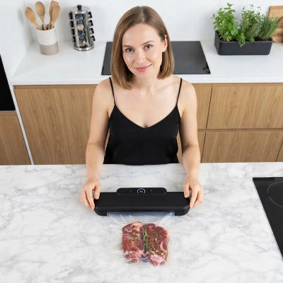 Machine sous vide la dame fini de sceller protéine