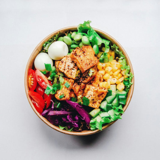 Buddha bowl coloré avec tofu, légumes frais et œufs durs — idée de repas meal prep