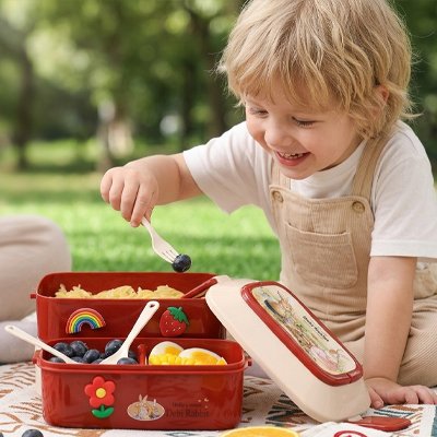 Lunch box enfant très joyeux de son repas
