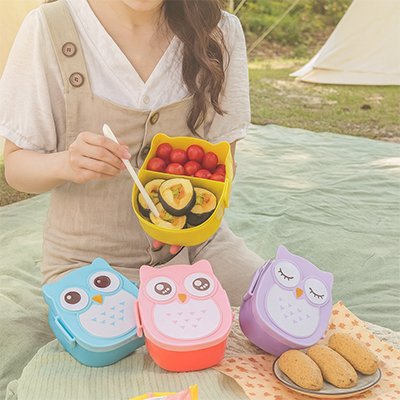 Lunch box enfant une dame mange son repas au camping
