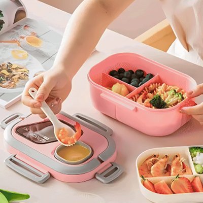 Lunch box petite boite rose avec purée dans petit pot