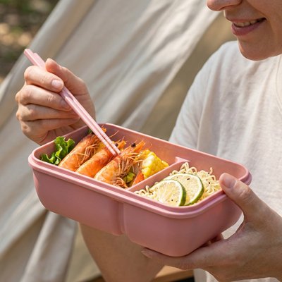 Lunch box une dame mange dans avec sa boite rose
