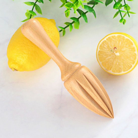 Presse agrume avec citron sur un comptoir