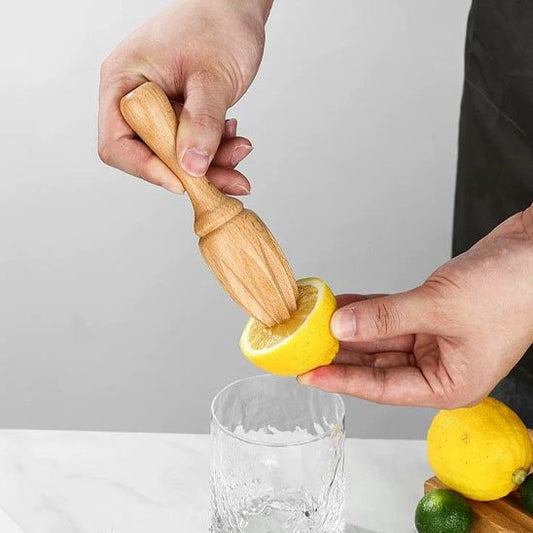 Presse agrume un homme presse un citron 