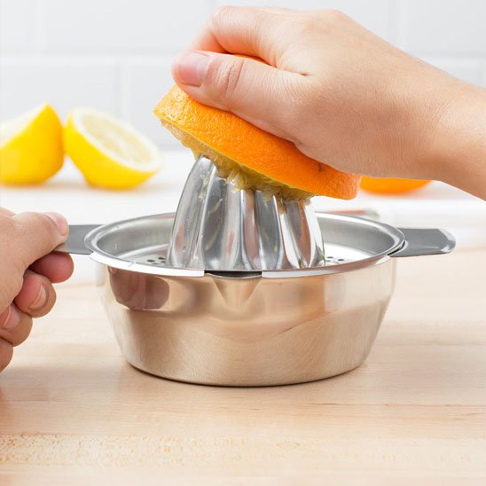 Presse agrumes sur le comtoir un jus se prépare