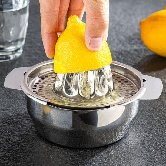 Presse agrumes une citronnade en préparation