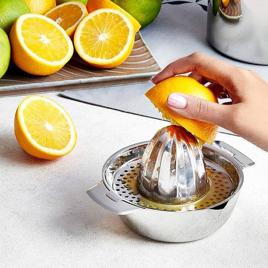 Presse agrumes une main presse un jus d'orange