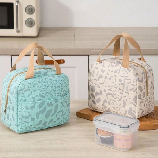 Sac isotherme  bleu beige sur le comptoir