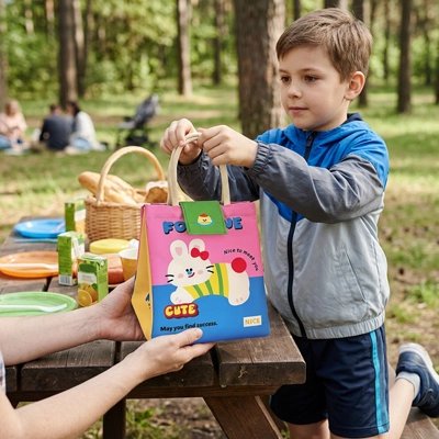 Sac isotherme enfant petit a table exterieur avec repas