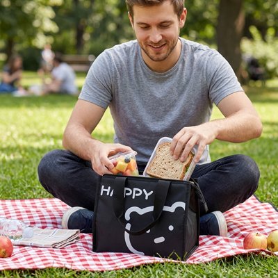 Sac isotherme  homme prend sandwich en pique nique