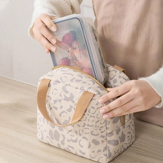 Sac isotherme la dame met son plat dans le sac